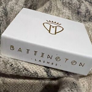 3d silk eyelashes 
Battington   brand new in box/sealed